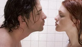 10 increíbles posturas para hacer el amor en la ducha