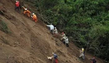 Derrumbe de tierra en el oeste de Colombia deja al menos nueve muertos