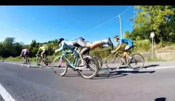 Un ciclista recurre al truco de "superman" para adelantar a todos