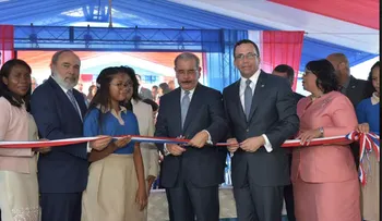 Presidente Medina junto al ministro Andrés Navarro entrega nuevo politécnico en Andrés Boca Chica