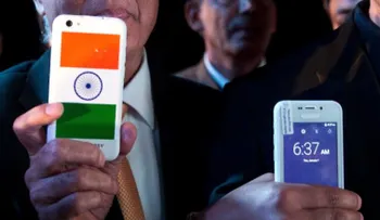 El hombre que creó el smartphone de cuatro dólares está en problemas en India