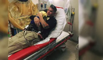 La tierna imagen de un policía consolando a un niño se vuelve viral