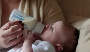 Crean la primera leche materna a base de células humanas cultivadas en un laboratorio