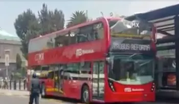 Prueban un nuevo metrobús en la Ciudad de México... y se estrella contra el techo de la estación