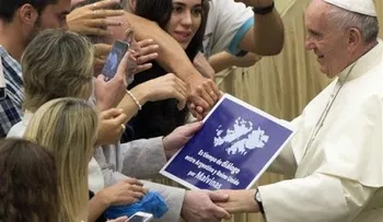 Foto del papa con cartel sobre Malvinas impacta en Argentina 