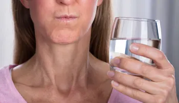 Científicos insisten que las gárgaras con agua salada, es el tratamiento más barato contra el COVID-19