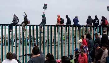 Los inmigrantes que viajaron en la caravana esperarán en la frontera hasta que se les otorgue asilo