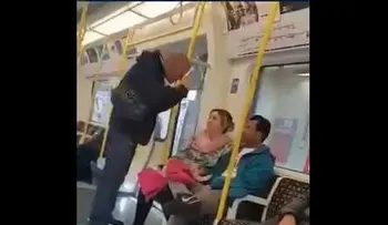 Heroica reacción de una española tras una agresión racista en el metro de Londres (VIDEO)