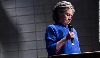 Clinton culpa parcialmente al director del FBI por su derrota