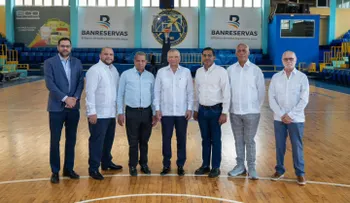 Aguilera resalta labor social y comunitaria del Club Mauricio Báez en visita institucional