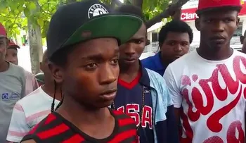 Joven denuncia que policías le quitaron RD$1.5 millones que encontró en un vertedero