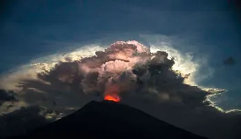Reabren aeropuerto de Bali luego de que la erupción del volcán Monte Agung retrasara cientos de vuelos