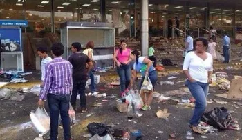 Grupos saquean comercios en Venezuela