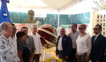  Depositan ofrenda floral en el busto del periodista Orlando Martínez 