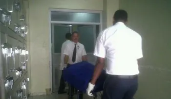 Hallan quemado en baúl de un auto reputado médico de Santiago