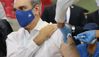 Luis Abinader recomienda población a seguir usando mascarilla y respetar distanciamiento; recibe segunda dosis vacuna anticovid Sinovac, de origen chino