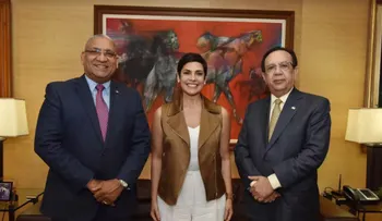 Pro-competencia visita al Gobernador Valdez Albizu y le entrega estudio sobre sector del transporte