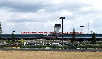 Aerolíneas cancelan vuelos por tormenta de nieve que amenaza a EEUU 