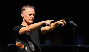 Bryan Adams cancela concierto en protesta por ley anti LGBT