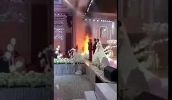 La iglesia se incendia, pero novios no se inmutan y siguen la boda 