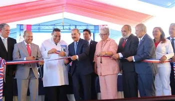 Presidente Medina entrega ampliado hospital de herrera