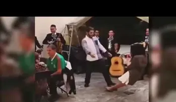 Novia se desmaya cuando recibe anillo de compromiso 