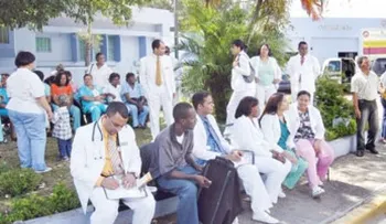 Médicos inician paro indefinido en hospitales de Valverde