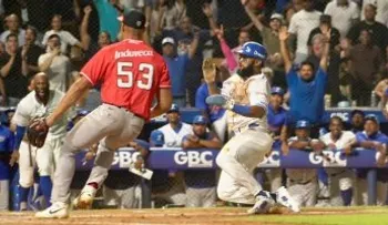 Licey deja en el terreno al Escogido con dramático triunfo 5-4 en extrainnings