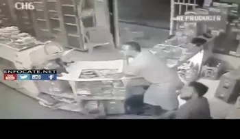 Atracador juega la ruleta rusa con la cabeza de un colmadero (VIDEO)