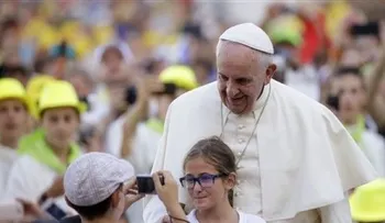 Papa Francisco pide frenar los crímenes contra migrantes 