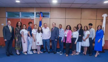 Gobernador Valdez Albizu recibe a embajador Juan Bolívar Díaz y a estudiantes meritorios de España
