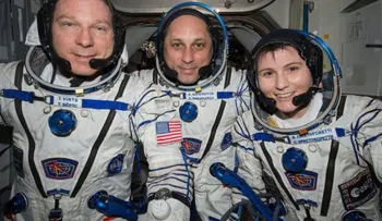 Regresan 3 astronautas de la Estación Espacial Internacional