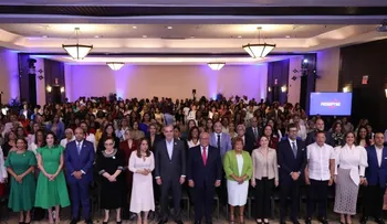 Abinader lanza programa "Tu Firma es tu Garantía" con RD 1,000 millones para microempresarias