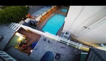 FUERTE VIDEO: Un hombre salta desde una azotea a una piscina y sufre graves heridas