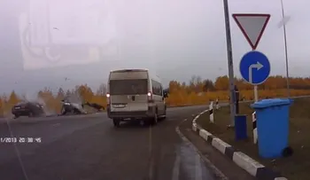 Video: Un conductor sale disparado por una ventana