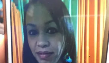 Dermatóloga Johanna Abreu resbala en bañera y se desnuca