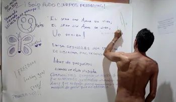 Nudistas acuden a inauguración de una exposición de desnudos en Colombia