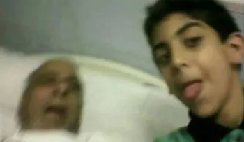 Niño indignó al mundo con una selfie al lado de su abuelo muerto
