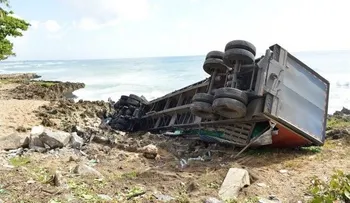 Patana cargada de cerveza casi cae al mar en el Malecón