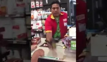 Se enfurece con clientes y les arroja café caliente a la cara