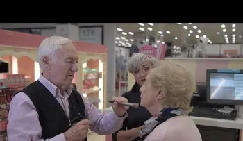 Hombre aprende a maquillar su esposa antes de que ella pierda la vista