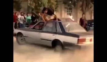 Un hombre a punto de ser arrollado por un auto escapa de la manera más inesperada