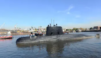 Un buque se dirige hacia un punto del océano en el que podría estar el ARA San Juan