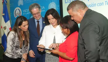 Familias Prosoli reciben educación financiera con tabletas electrónicas