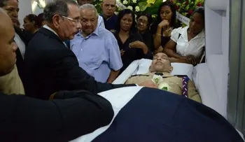 Presidente Medina asiste a funeraria en solidaridad con familiares guardaespaldas asesinado