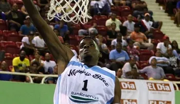 MB destruye a San Carlos y sale delante en la Serie Final