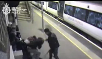Un adolescente tira un ácido a un grupo por diversión (VIDEO)