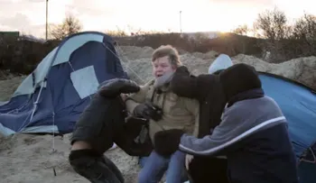 Atacan a dos periodistas en el campo de refugiados de Calais (VIDEO)
