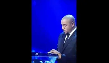 Polémico cambio de bola de Roberto Carlos en el sorteo de la Champions