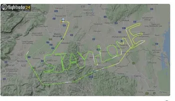 Piloto sorprende escribiendo en el cielo "quédate en casa"